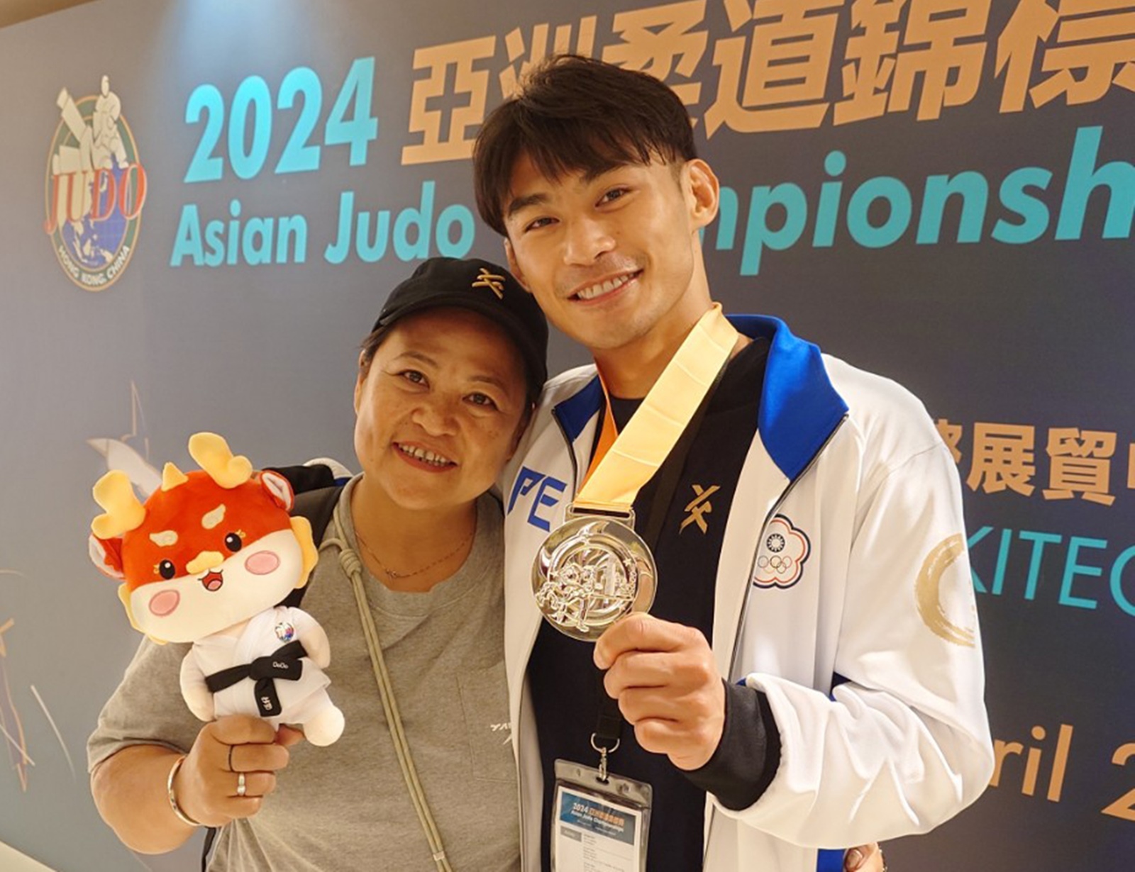 楊勇緯母親第一次到海外看寶貝兒子比賽，奪下銀牌後兩人合影留念。