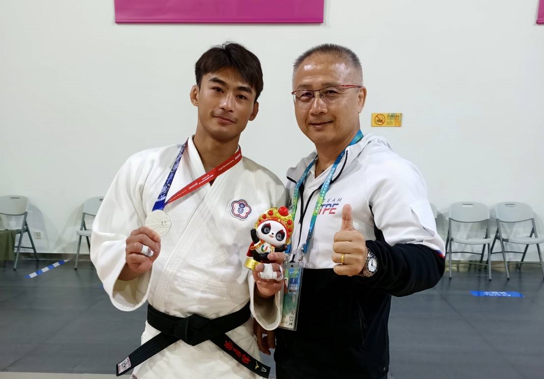 楊勇緯成都世大運奪銀 賽後與教練劉文等合影留念