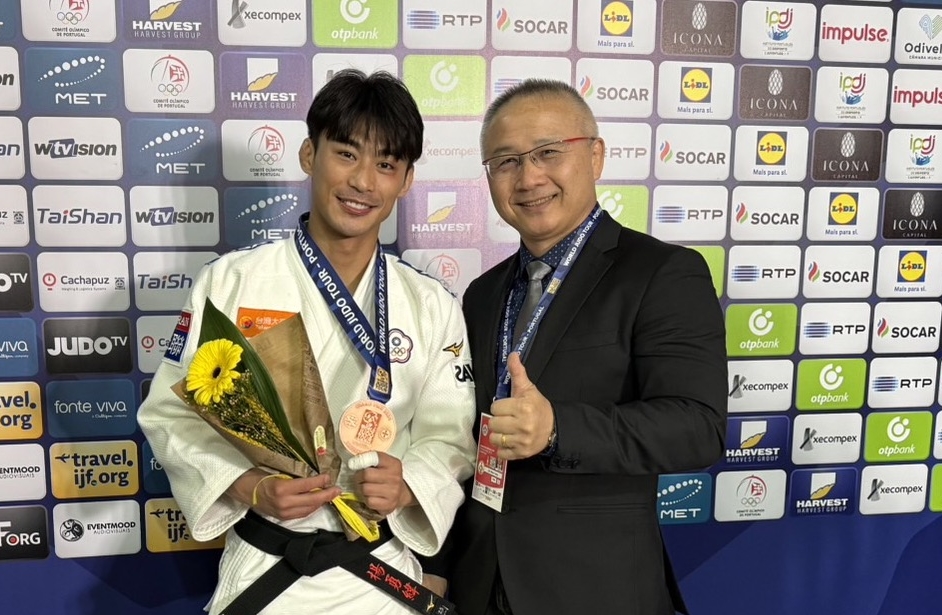 楊勇緯葡萄牙大獎賽奪牌 賽後與總教練劉文等合影分享喜悅