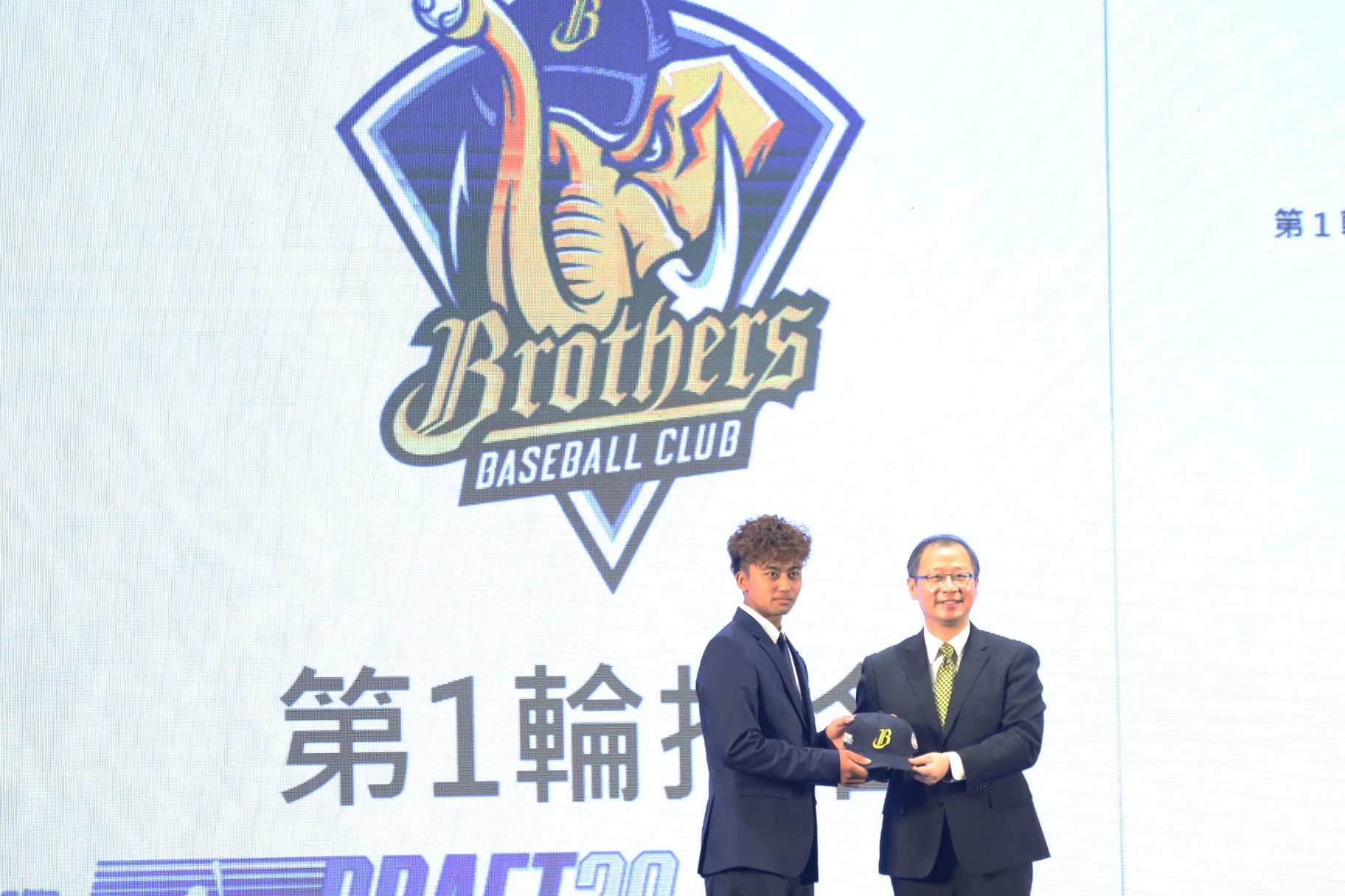 115824404 3175595939175731 3338085596439977950 O (1)