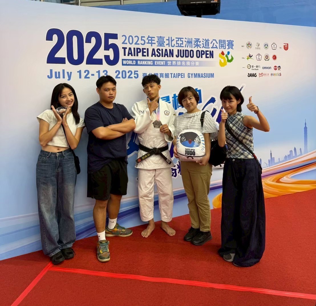 2025年奪下銀牌後，潘建璋與特地從台東來的哥哥潘建銘左二、媽媽右二合影。