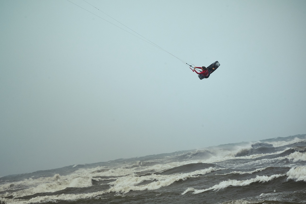 2026 年全球唯一一場 Red Bull King Of The Air 資格賽首度在台灣舉辦，各國風箏衝浪好手齊聚新竹南寮，爭奪前進南非開普敦的寶貴席位。