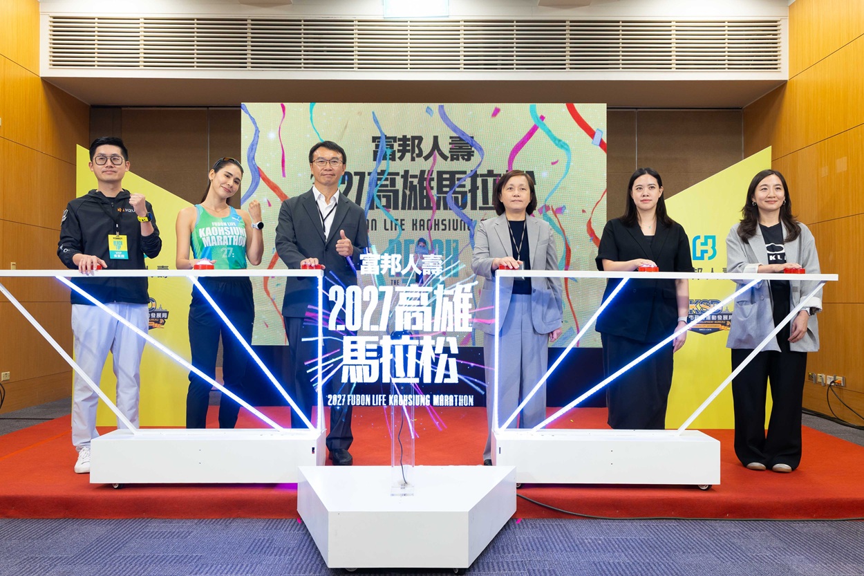 2027富邦人壽高雄馬拉松啟動報名儀式。（由左起：永悅健康董事長陳俊嘉、賽事代言人雷理莎、局長侯尊堯、富邦人壽副總陳秀玲、puma行銷經理蕭語婕、oakley行銷經理黃怡方）