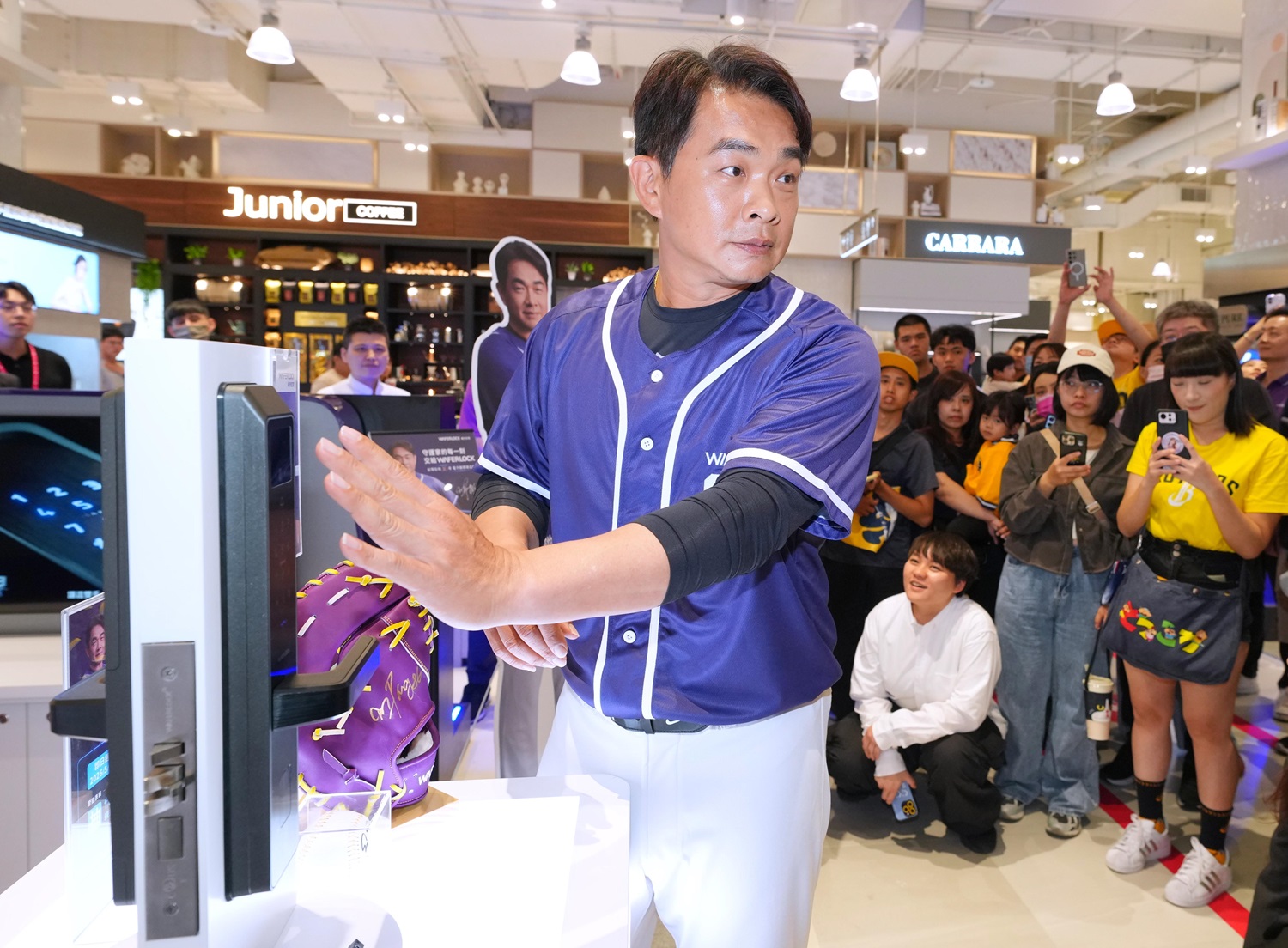 4 維夫拉克代言人彭政閔於首間品牌直營門市現場體驗掌靜脈解鎖技術 0