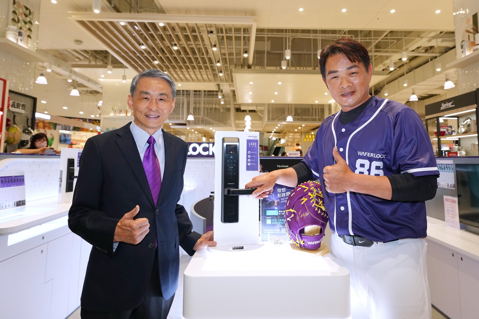 5 維夫拉克連智民董事長親自帶領代言人彭政閔於首間品牌店體驗產品