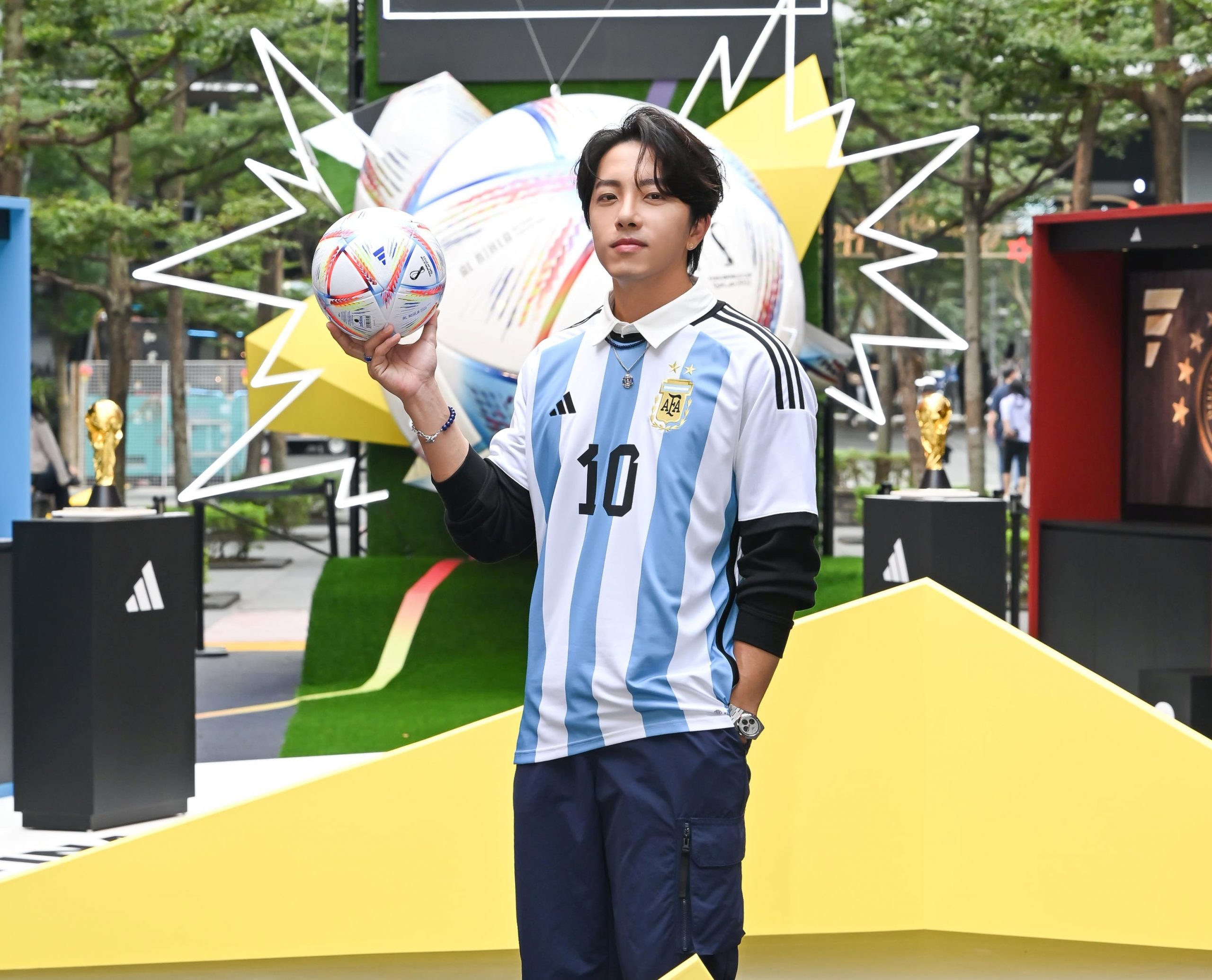 8.坤達分享「希望有機會可以在節目上跟大家踢一場足球比賽。」號召大家一起跟上2022卡達世界盃熱潮。 C 1