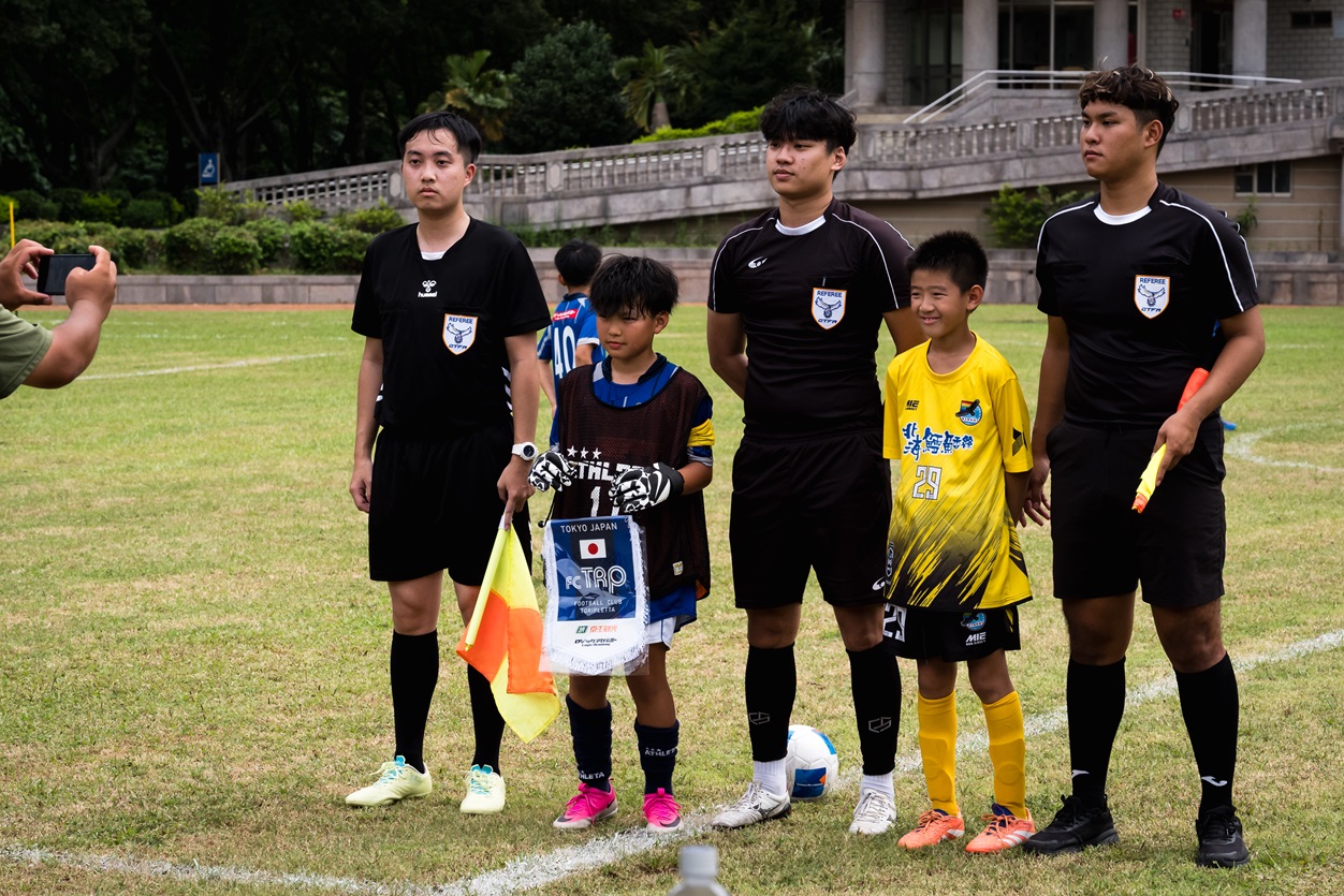 Fc Toripletta隊長松本廉在現場獲得許多各年齡層粉絲，圖為小組賽與新市b交手賽前交換禮物。