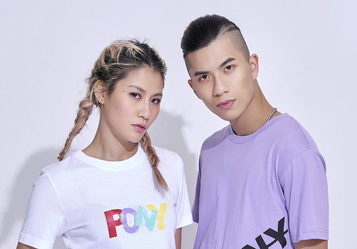 圖：pony繽紛彩虹色logo 棉t女款、pony潮流線條印刷圖案棉t男款，皆為1080元【pony提供】 S