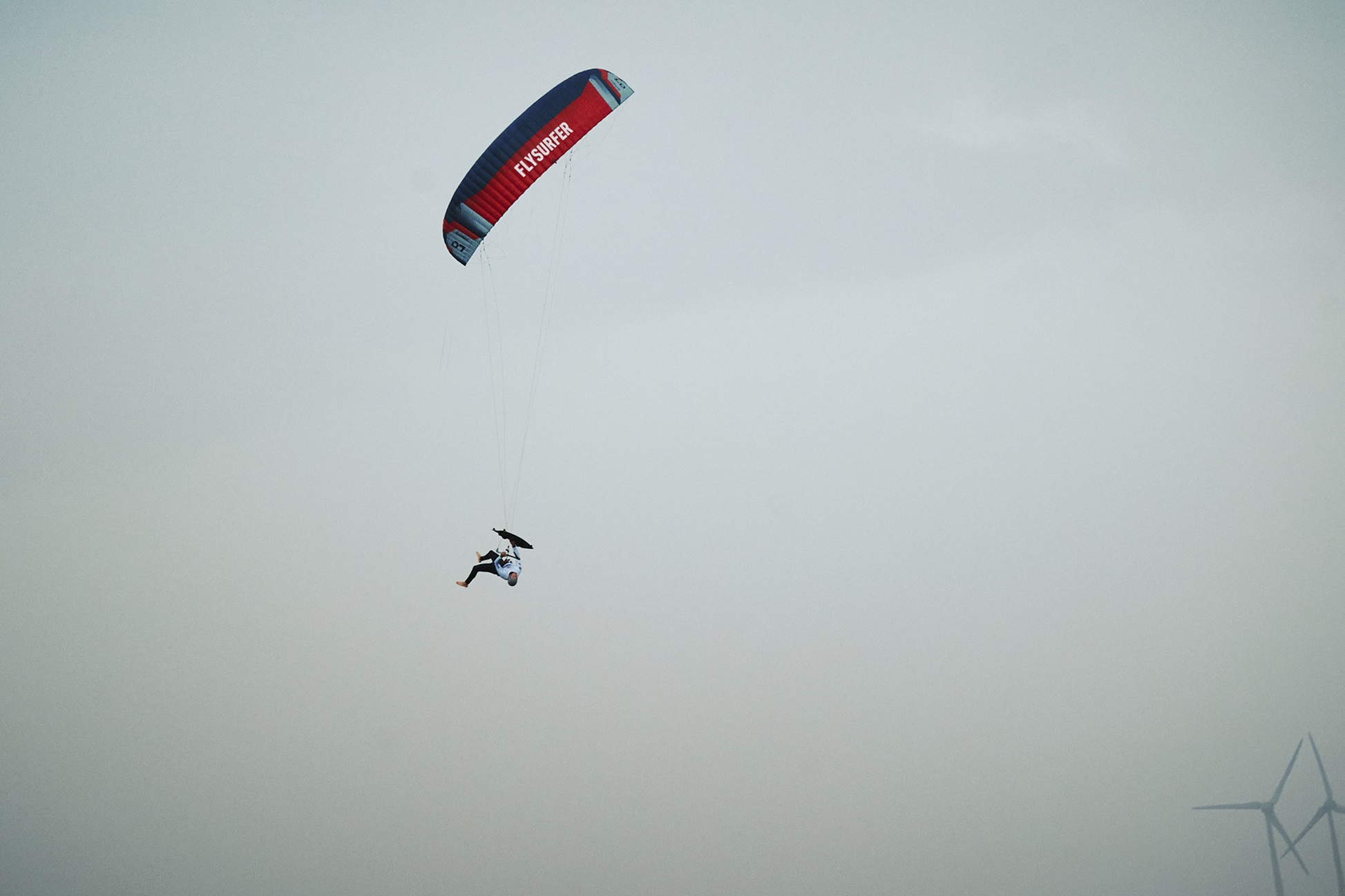 Red Bull King Of The Air 台灣資格賽選手運用風箏拉力躍上高空，挑戰騰空高度與高難度動作，展現 Big Air 風箏衝浪的競技張力。