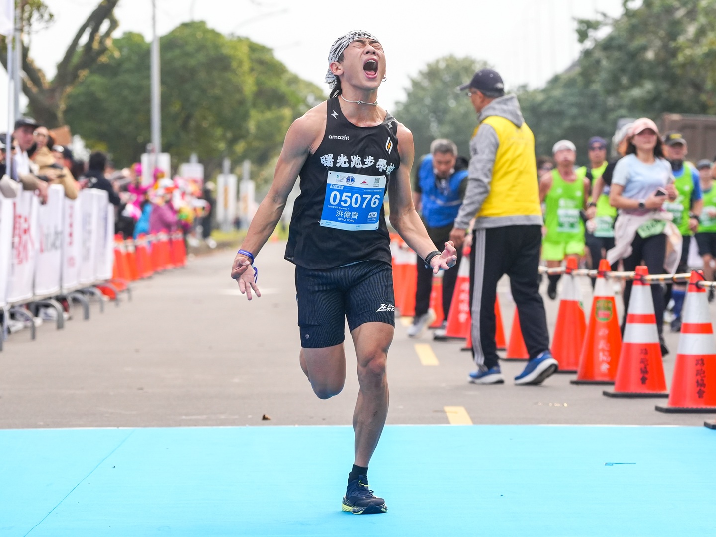 【新聞照3】渣打臺北公益馬拉松吸引各界好手加入，全程馬拉松由年僅22歲的國內好手洪