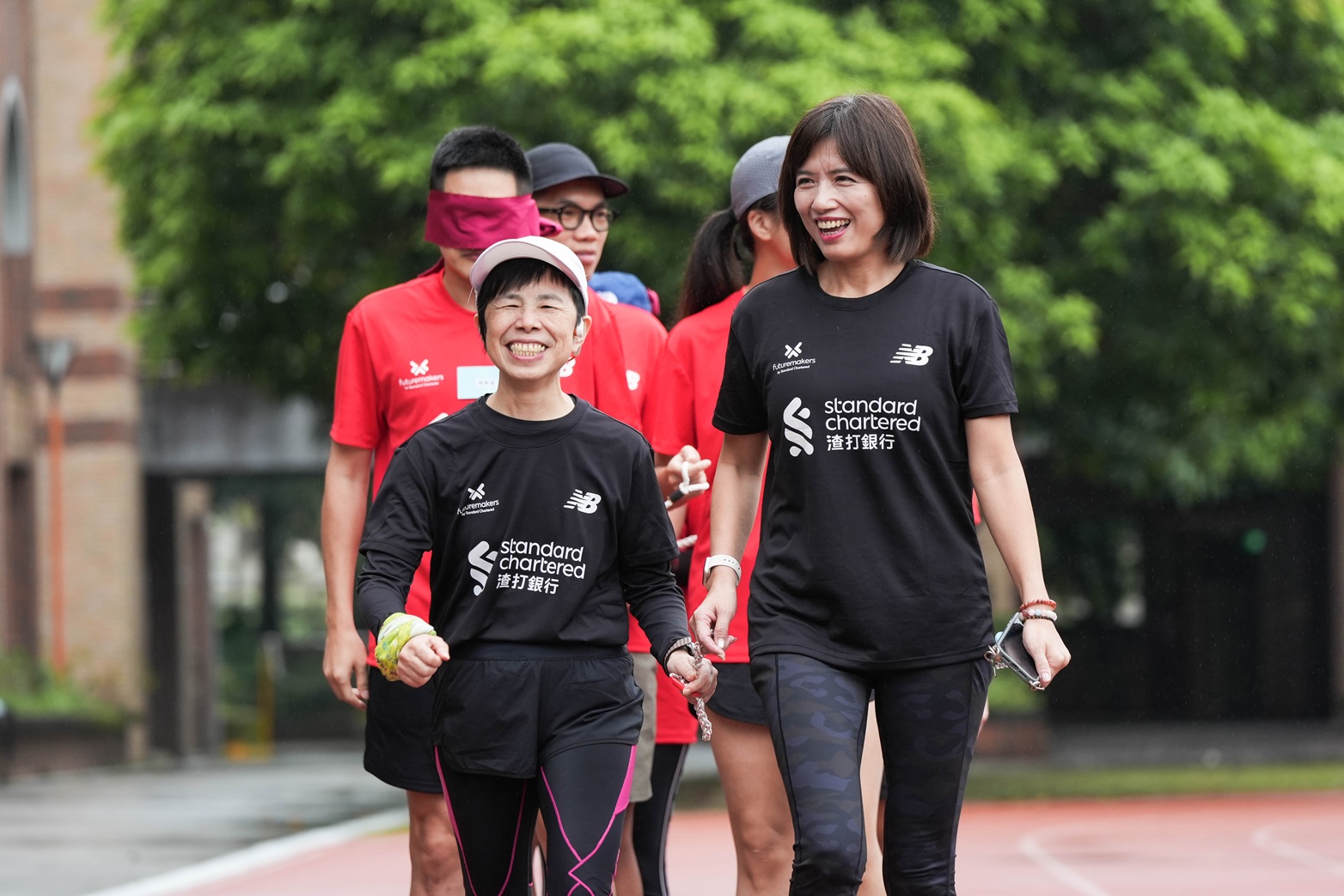 【新聞照片】台灣首位完成超馬的女性視障跑者徐薇雅老師 圖左前 親自出席渣打馬拉松視障陪跑訓練營，透過實際示範與經驗分享，與跑者交流經驗。