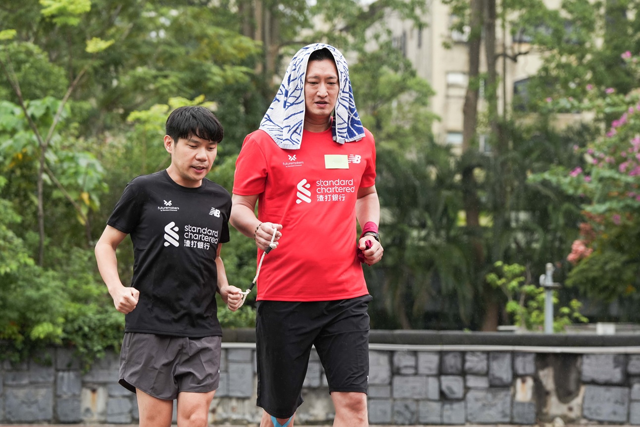【新聞照片】渣打馬拉松視障陪跑訓練營現場集結資深講師與學員，由視障跑者與陪跑員進行陪跑繩使用練習，讓陪跑員成為視障跑者最可靠的夥伴。