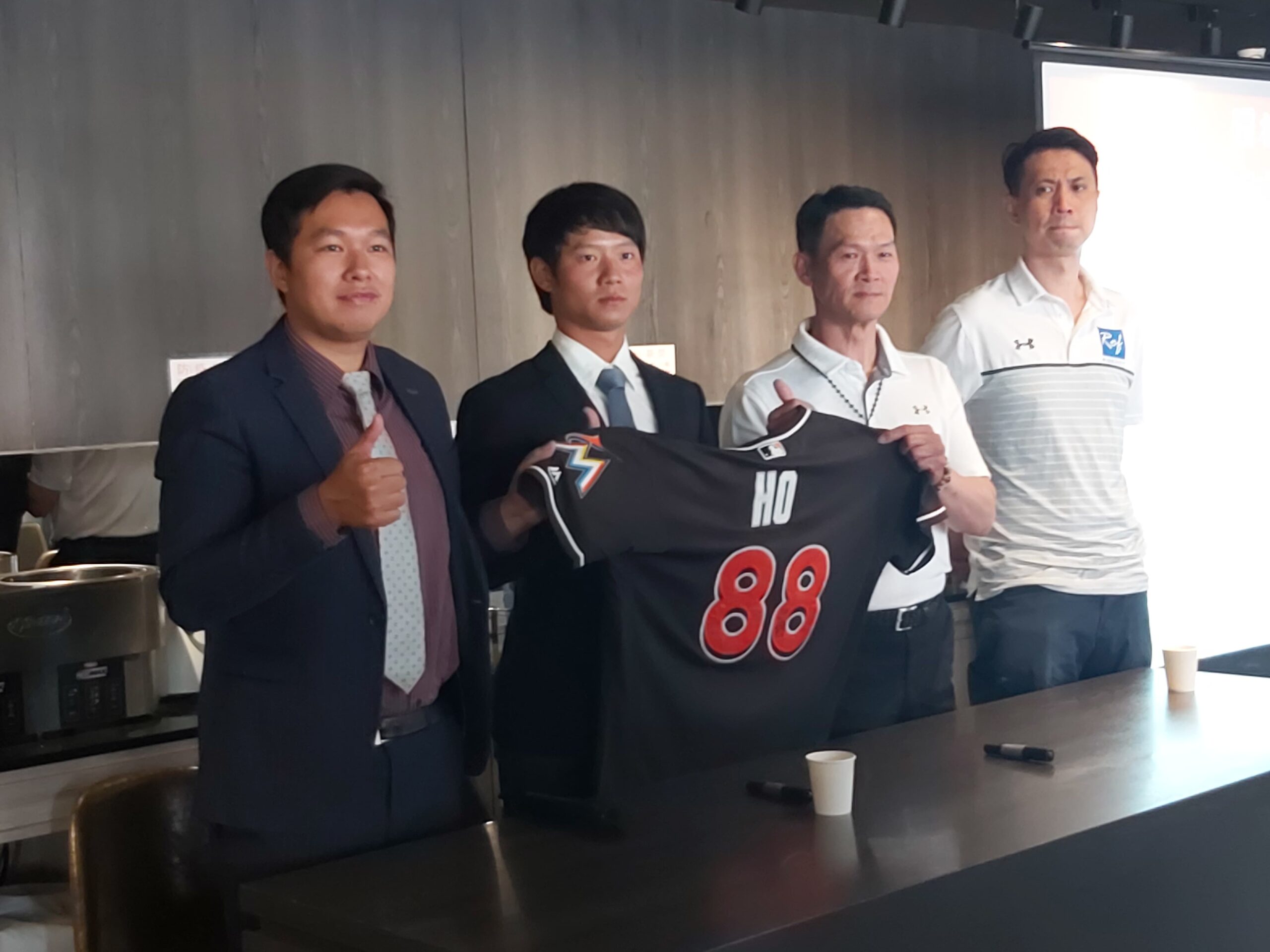何紹彬致贈馬林魚隊球衣答謝樂逸旅居贊助偏鄉圓夢計畫