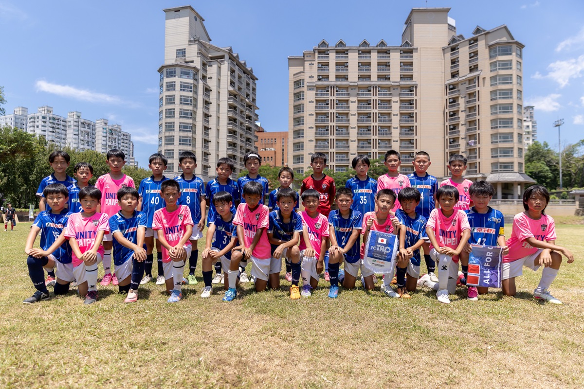 台灣國際足球邀請賽u 10組冠軍由unity對上fc Toripletta，以球會友賽後兩隊留下合影。