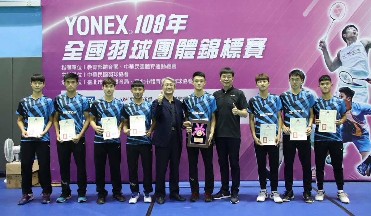 圖1.中華羽協張國祚理事長、林正泰副理事長 頒發男乙冠軍 國立體大a