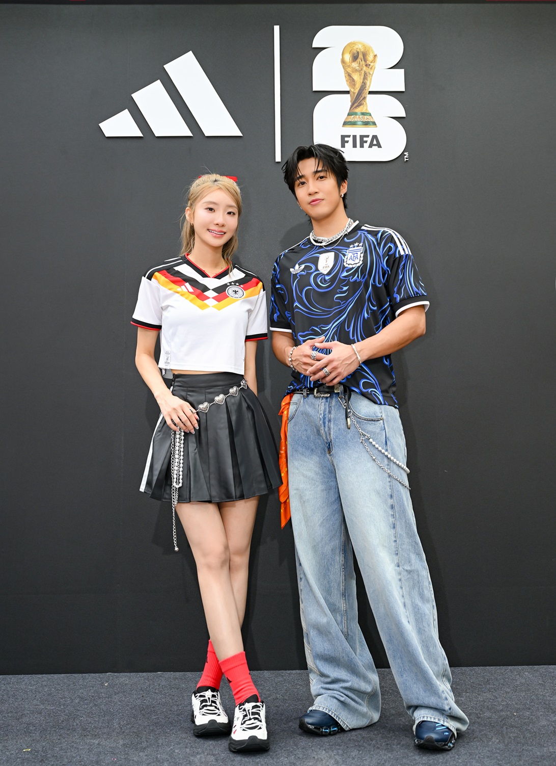 圖1.婁峻碩、陳華瘋世足！驚喜現身「adidas 2026 Fifa世界盃足球街區」演繹世足最潮造型，親授blokecore穿搭小心機。 複製