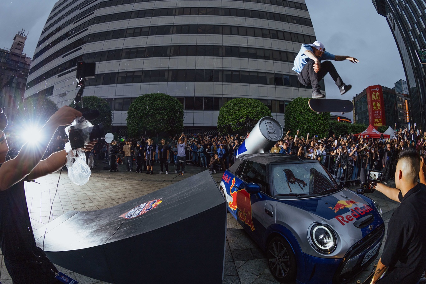 圖1 Red Bull運動員、滑板大神ryan Sheckler、torey Pudwill飛越汽車做招嗨翻中山堂。（red Bull提供）