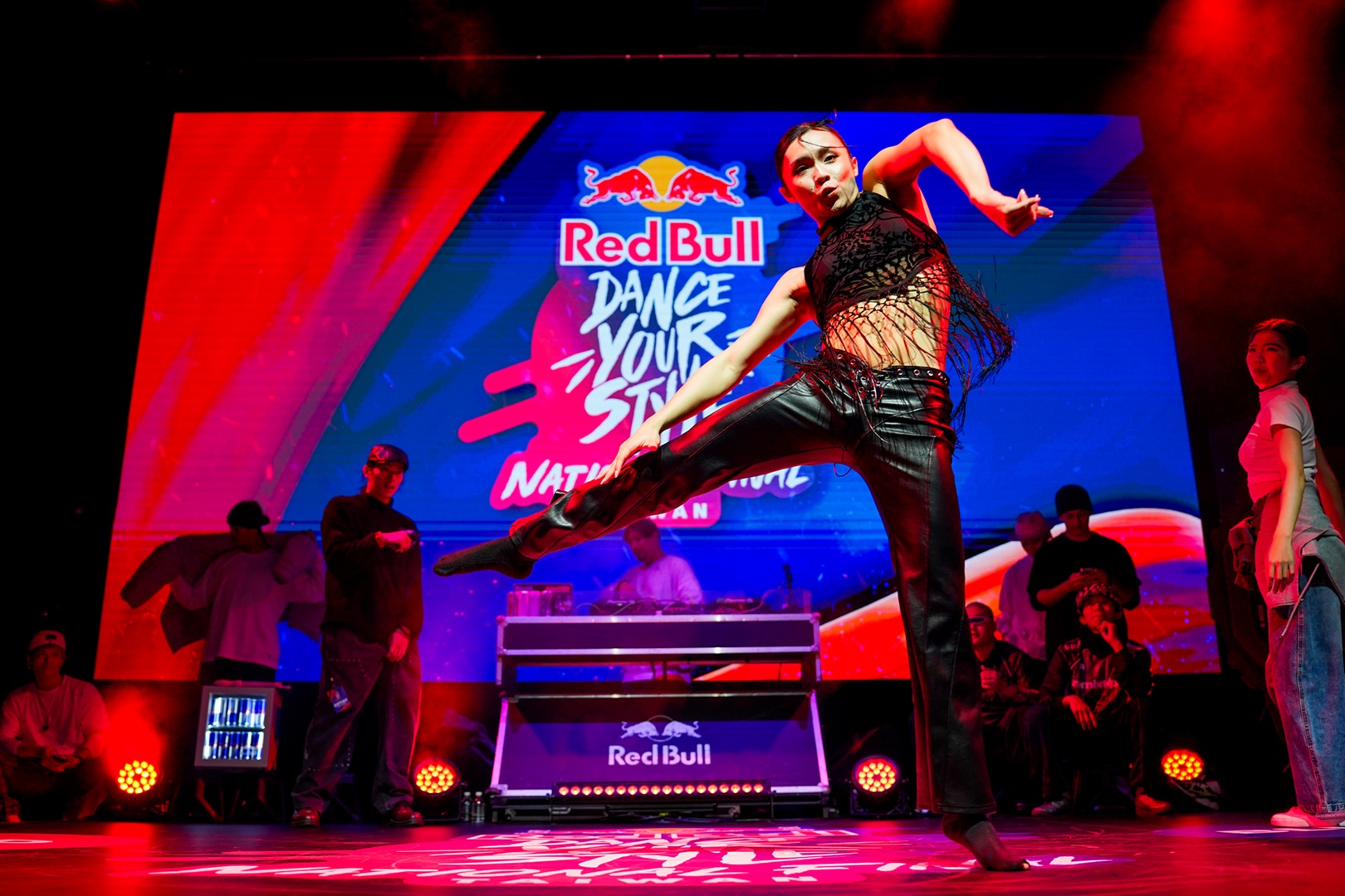 圖1 Sunny巫宗諺以黑馬之姿展現強大waacking實力，以乾淨俐落的甩手動作掠奪觀眾目光。（red Bull 提供）