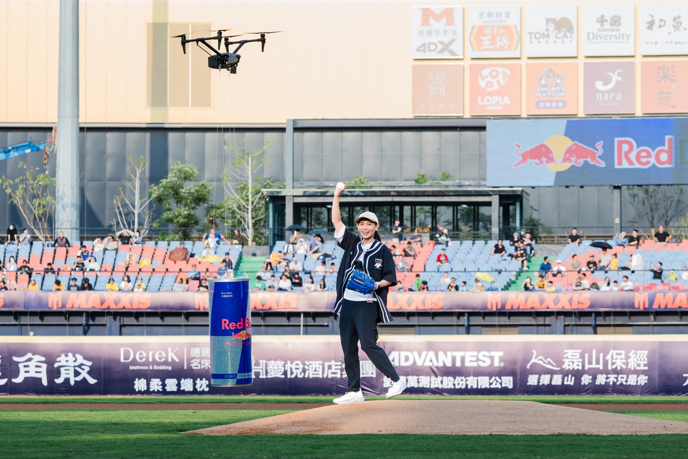 圖1 這不是ai！red Bull 從天而降助戴資穎開球，力挺中信兄弟強勢「奪還」。（red Bull提供）