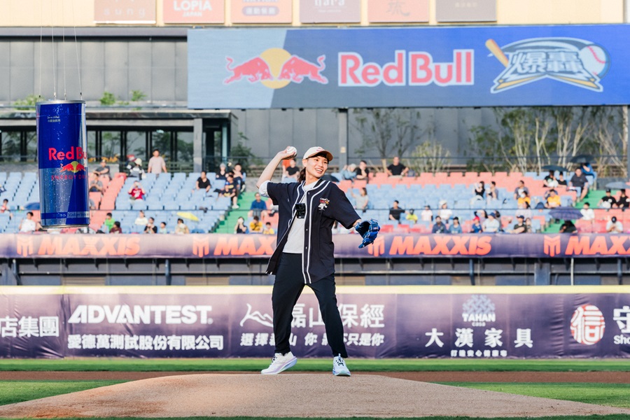 圖2 Red Bull 運動員戴資穎擔任開球嘉賓為主場首戰開球，代表本賽季red Bull正式與中信兄弟結盟成為官方能量夥伴，為黃衫軍注入強大韌性，力助球隊奪回年度總冠軍。（red Bull提供）