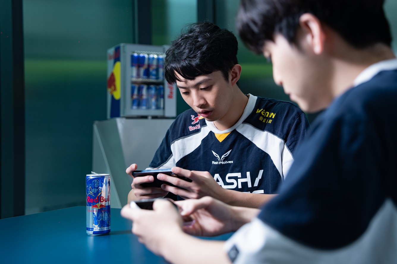 圖2 Red Bull 電競戰隊閃電狼搶先亮相 Red Bull ×《 Garena 傳說對決》10 週年聯名罐，展現戰隊與聯名包裝的電競能量。