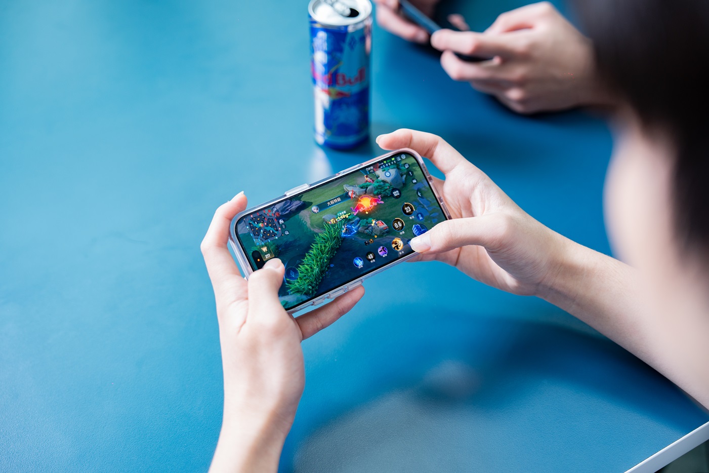 圖4 購買 Red Bull ✕《 Garena 傳說對決》10 週年限量聯名罐即可參加抽獎，有機會獲得限定表情貼、特效及永久造型等限量好禮，售完即止。（red Bull 提供）