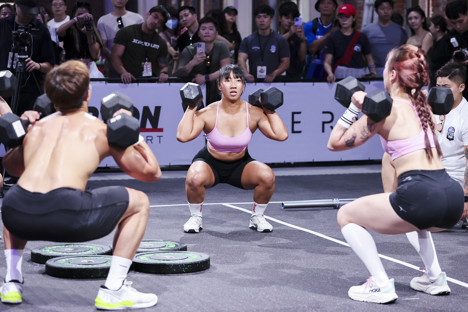 圖5 Red Bull Gym Clash台灣冠軍tumaz Strong挑戰四人同步啞鈴前蹲舉。