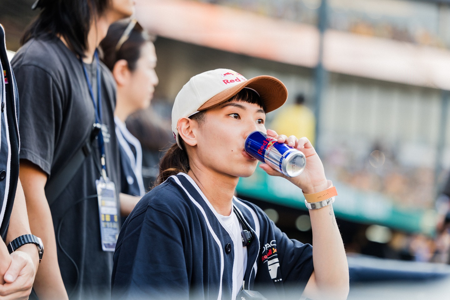 圖5 Red Bull 運動員戴資穎睽違6年受邀開球，不僅象徵 Red Bull 給你一對翅膀，更代表本賽季red Bull正式與中信兄弟結盟成為官方能量夥伴。（red Bull提供）