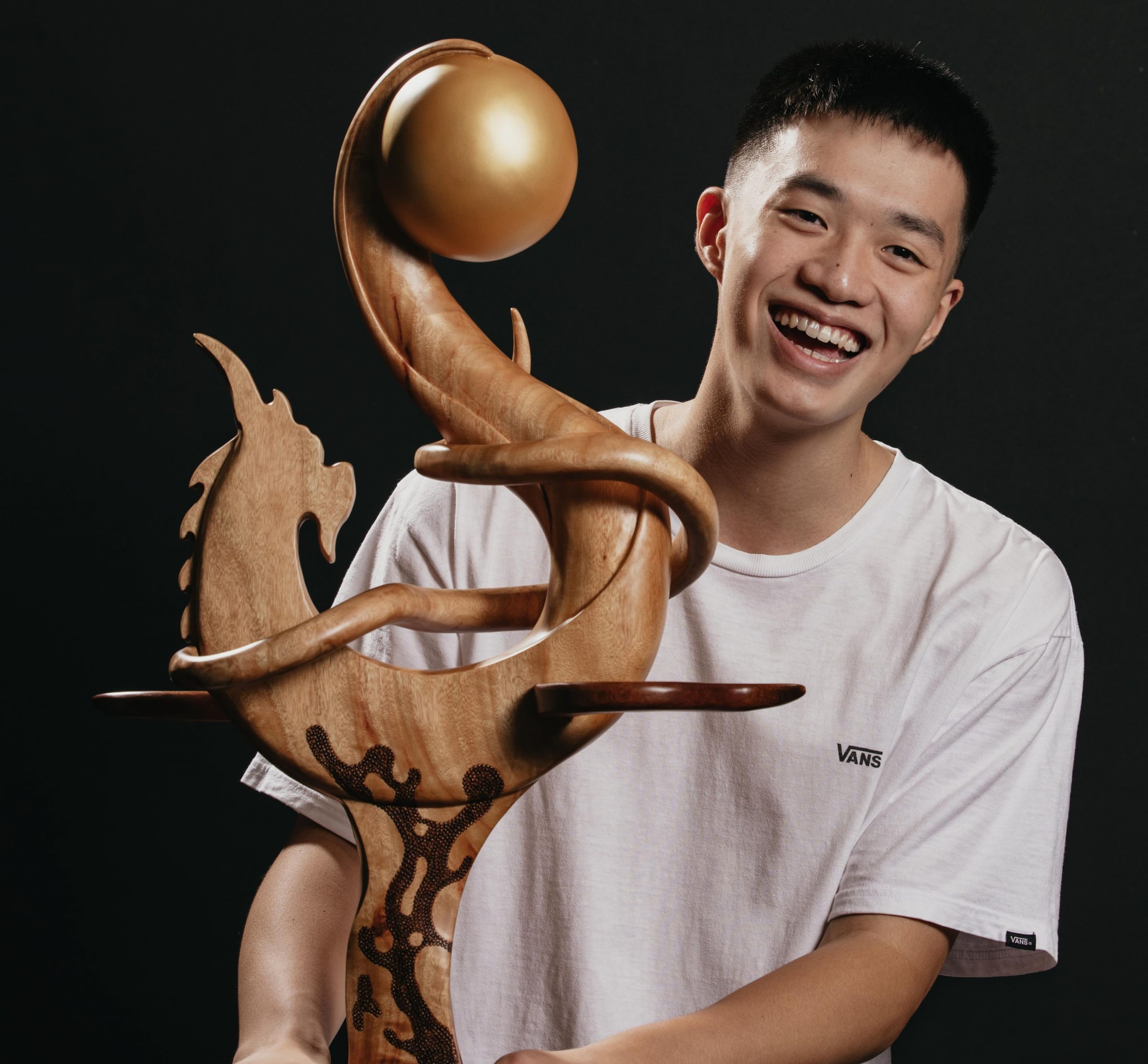 年度總冠軍由曾奪hbl冠軍的新銳木雕師官致佑操刀創作。 台灣運彩xt1聯盟提供 C