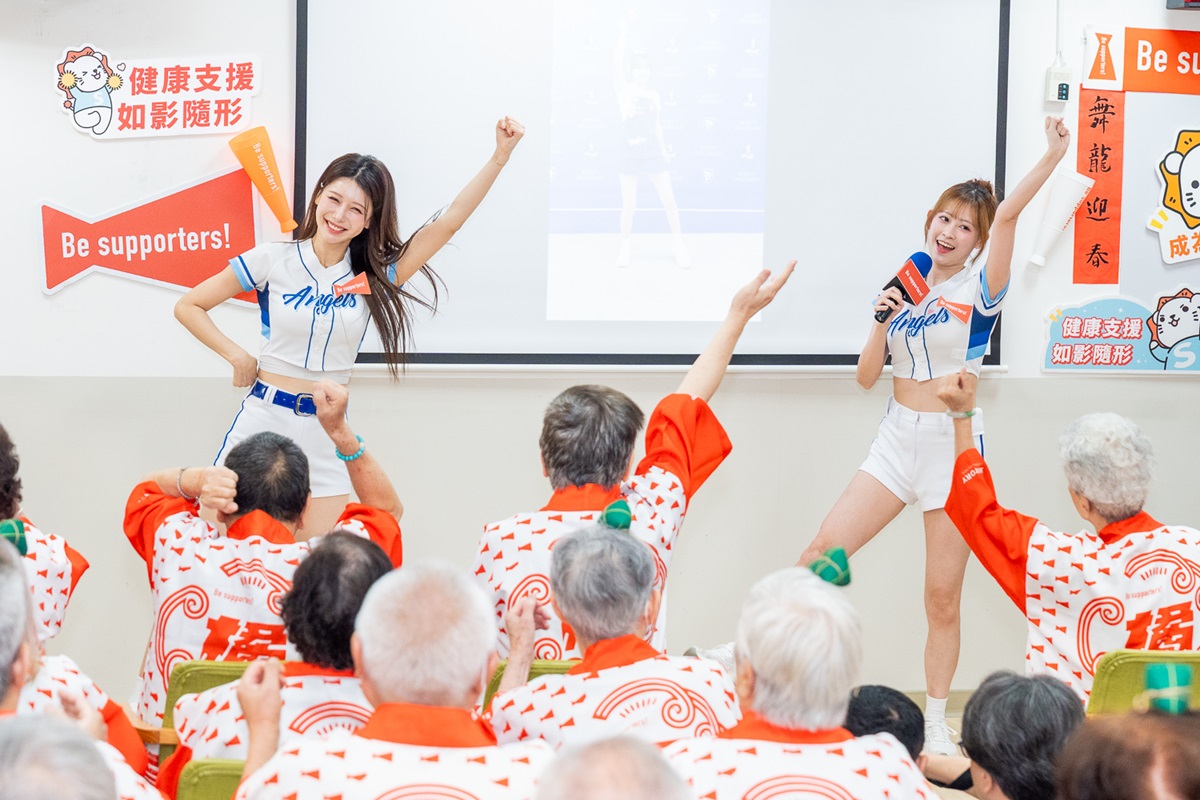 新聞照片1：李雅英、jessy 化身「橘應援團」招募大使，帶領現場長輩熱血齊跳富邦悍將招牌應援曲《hands Up》。