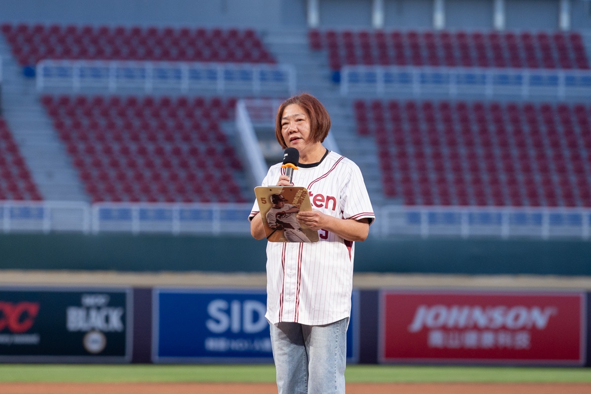 新聞照片2：梁媽致詞時熱情呼籲球迷帶長輩進場應援、大聲吶喊，不只是被照顧的人，我們也可以是充滿力量的支援者