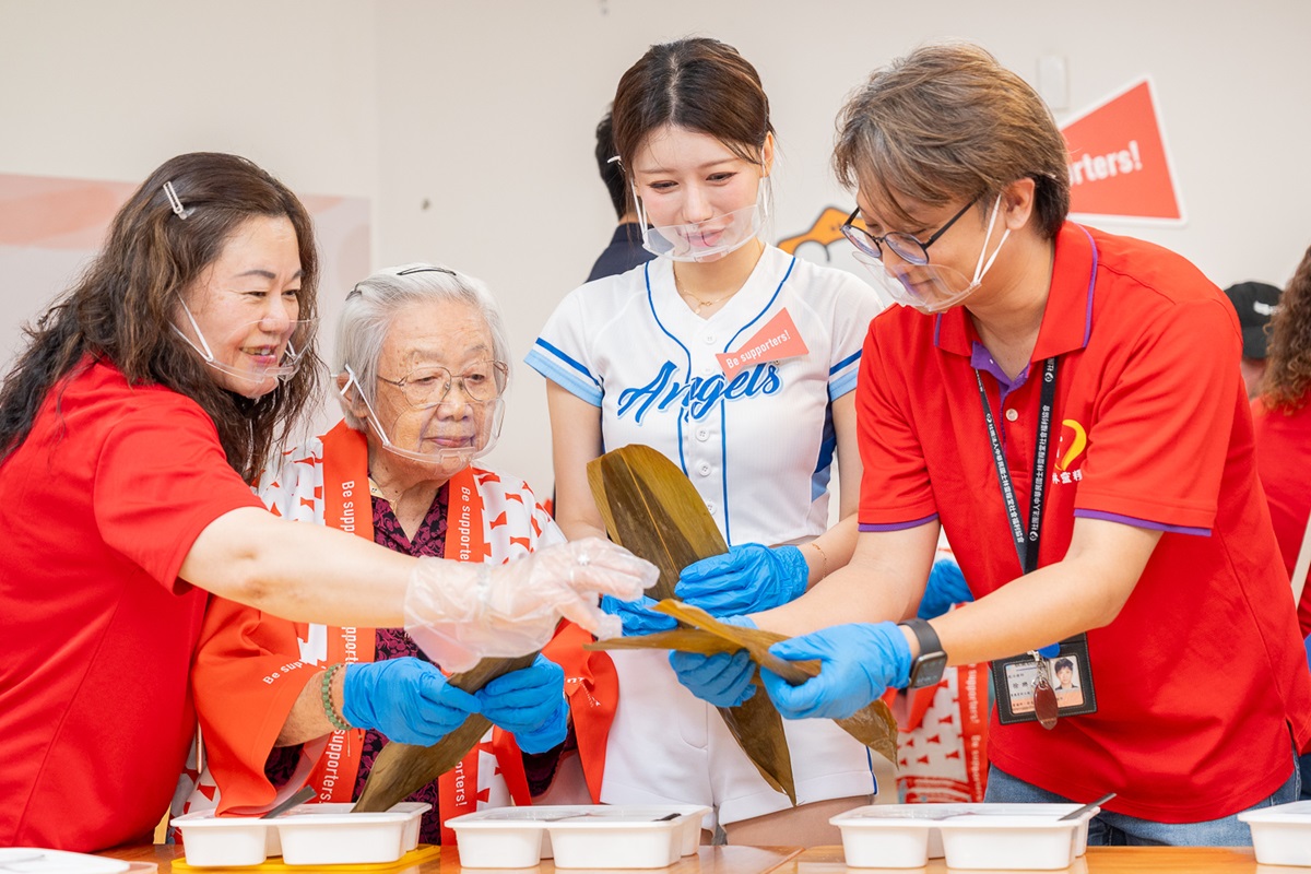 新聞照片3：李雅英出席「be Supporters」計畫，與日照中心長輩一起體驗包粽子。