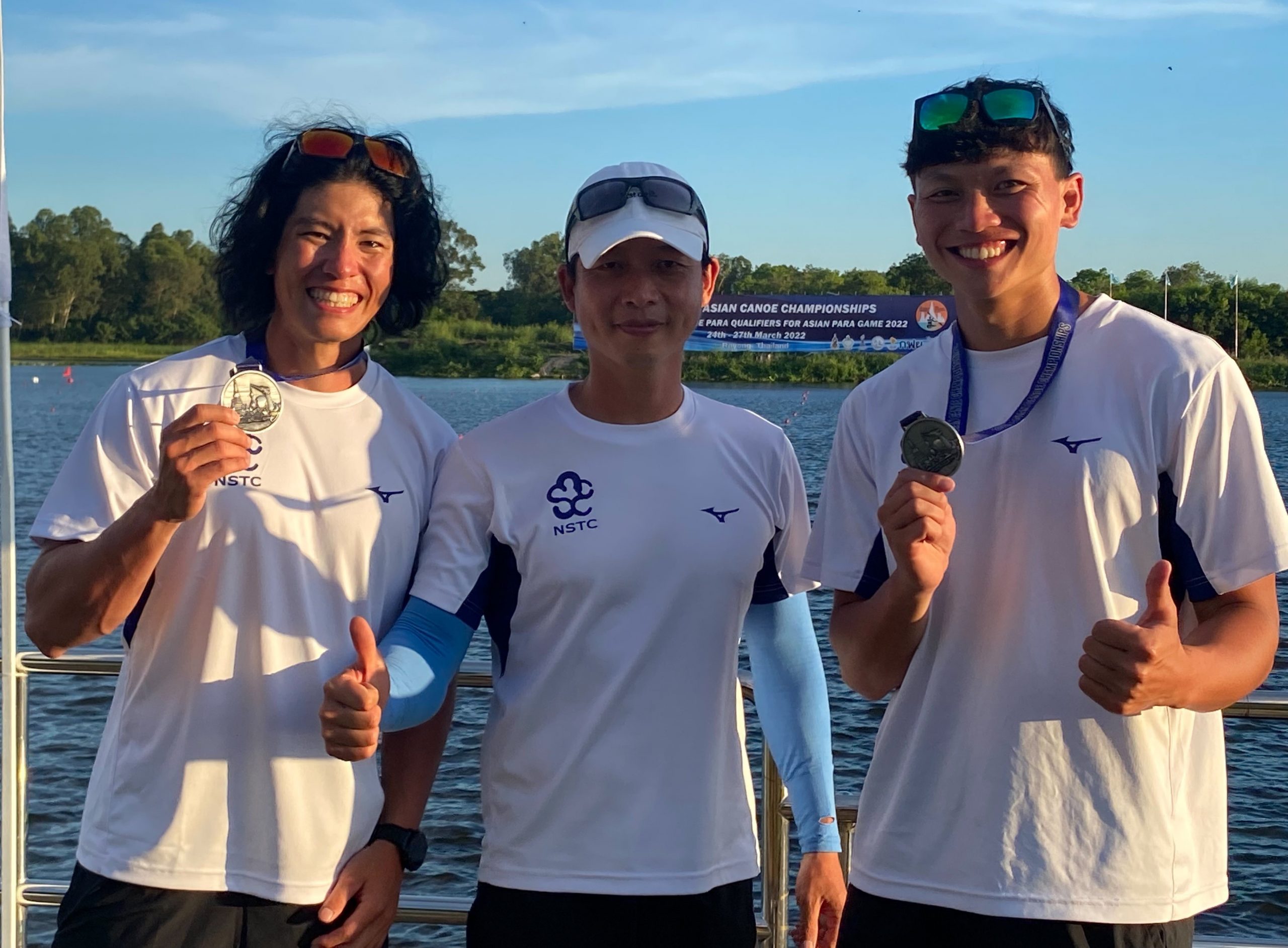 林雍傑、翁琝森拿著獎牌與代表隊教練余鑑紘開心合影 1