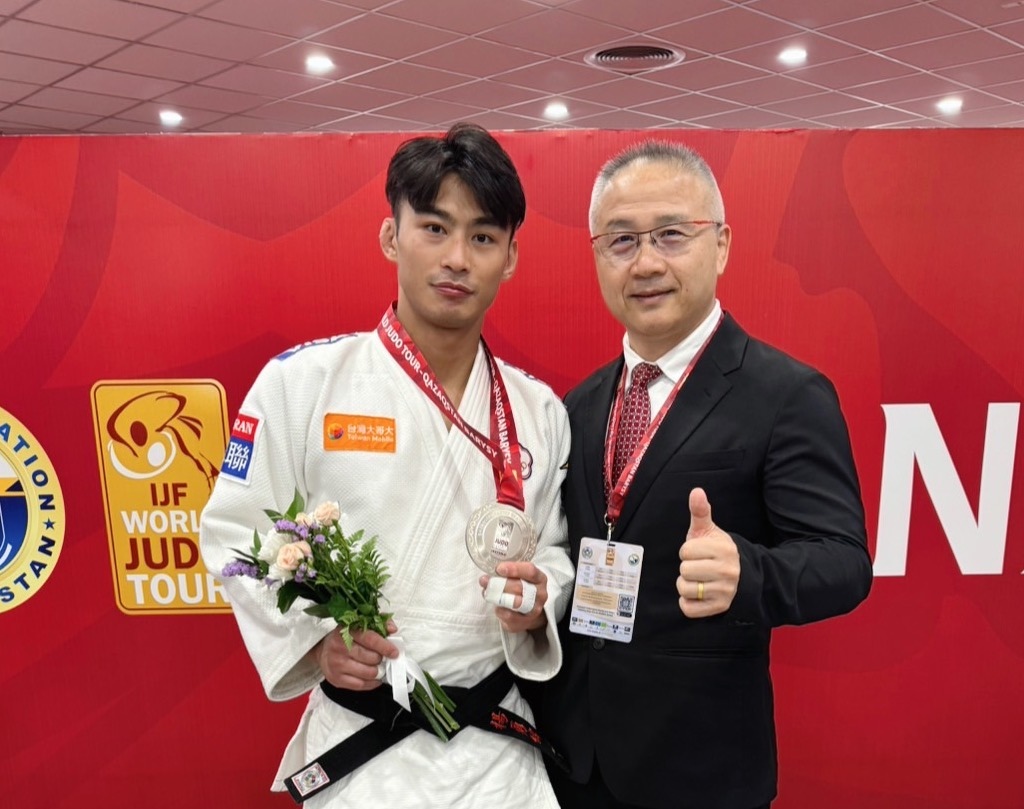 楊勇緯在哈薩克大滿貫奪銀 賽後與教練劉文等合影留念2