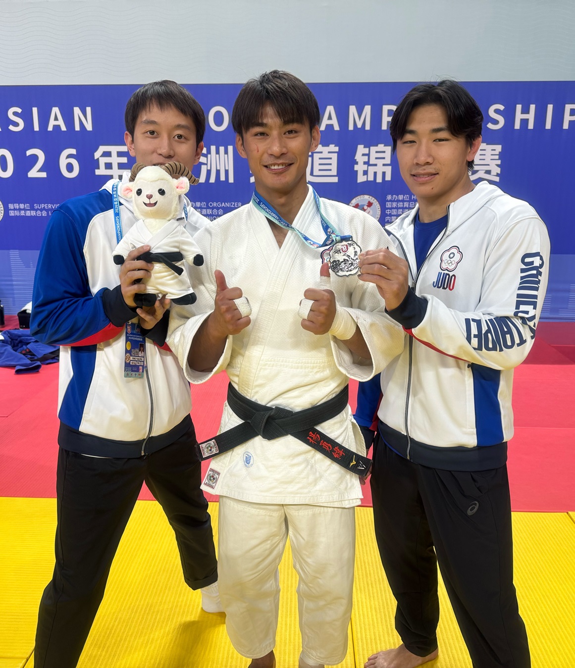 楊勇緯與在背後協助、支持他的團隊成員們分享奪牌喜悅。照片提供 Isobar安索帕