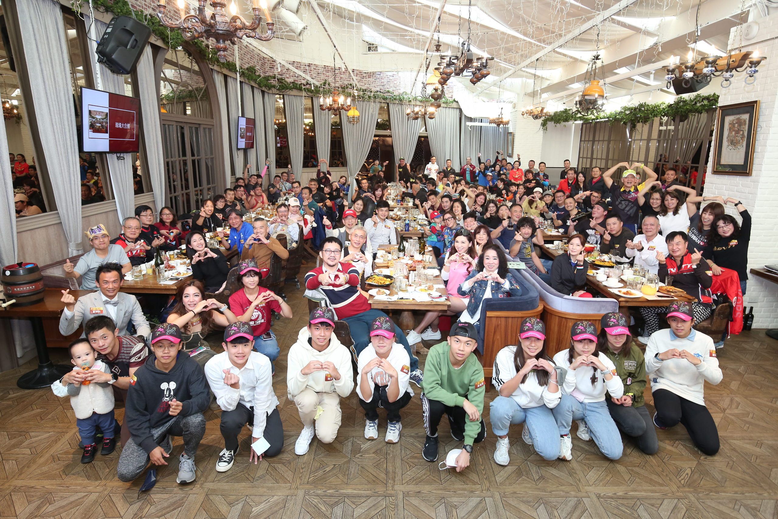 活動大合照 前方dvtt Young成員 1