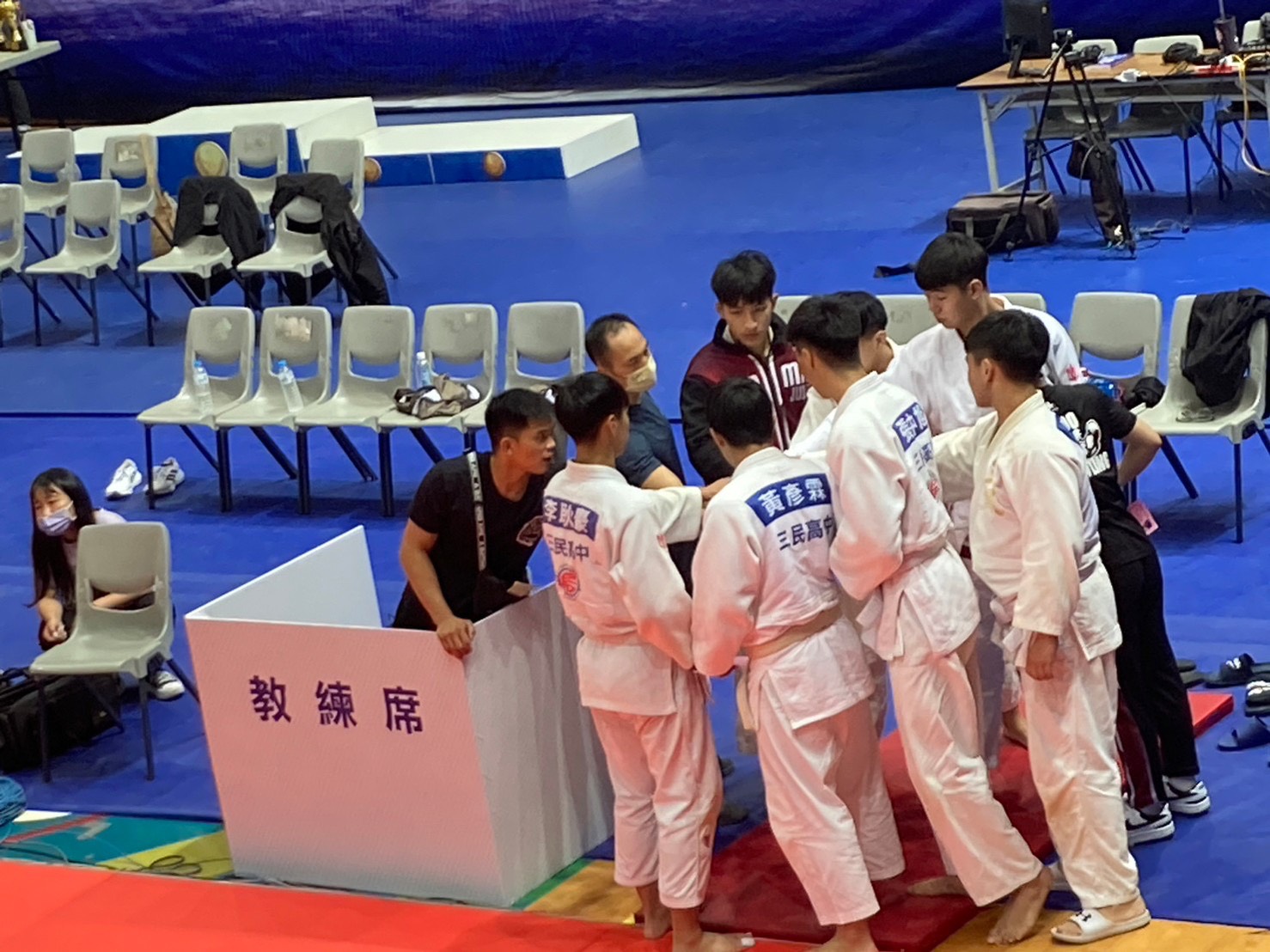 至今執教第七年的黃聖庭以身作則並希望學生多參加比賽打開視野。