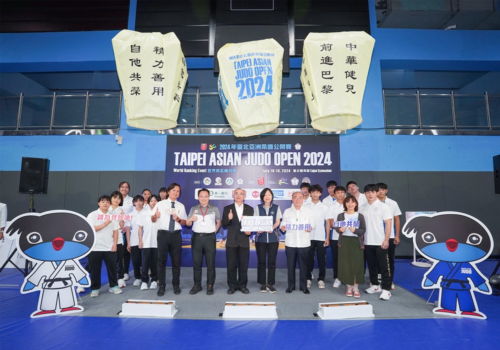 臺北亞洲柔道公開賽今天貴賓與選手共同以天燈祈福啟動賽事，選手在天燈上留下比賽目標。澄禹行銷提供