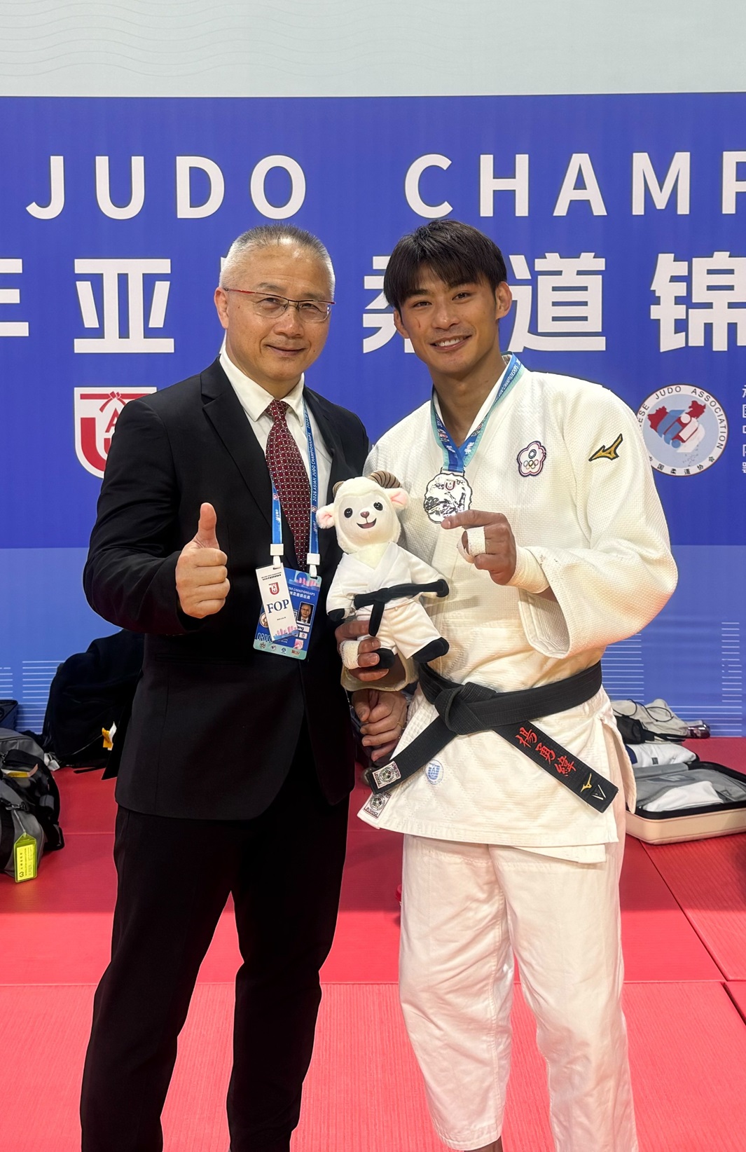 賽後楊勇緯與劉文等教練手持獎牌合影留念。照片提供 Isobar安索帕